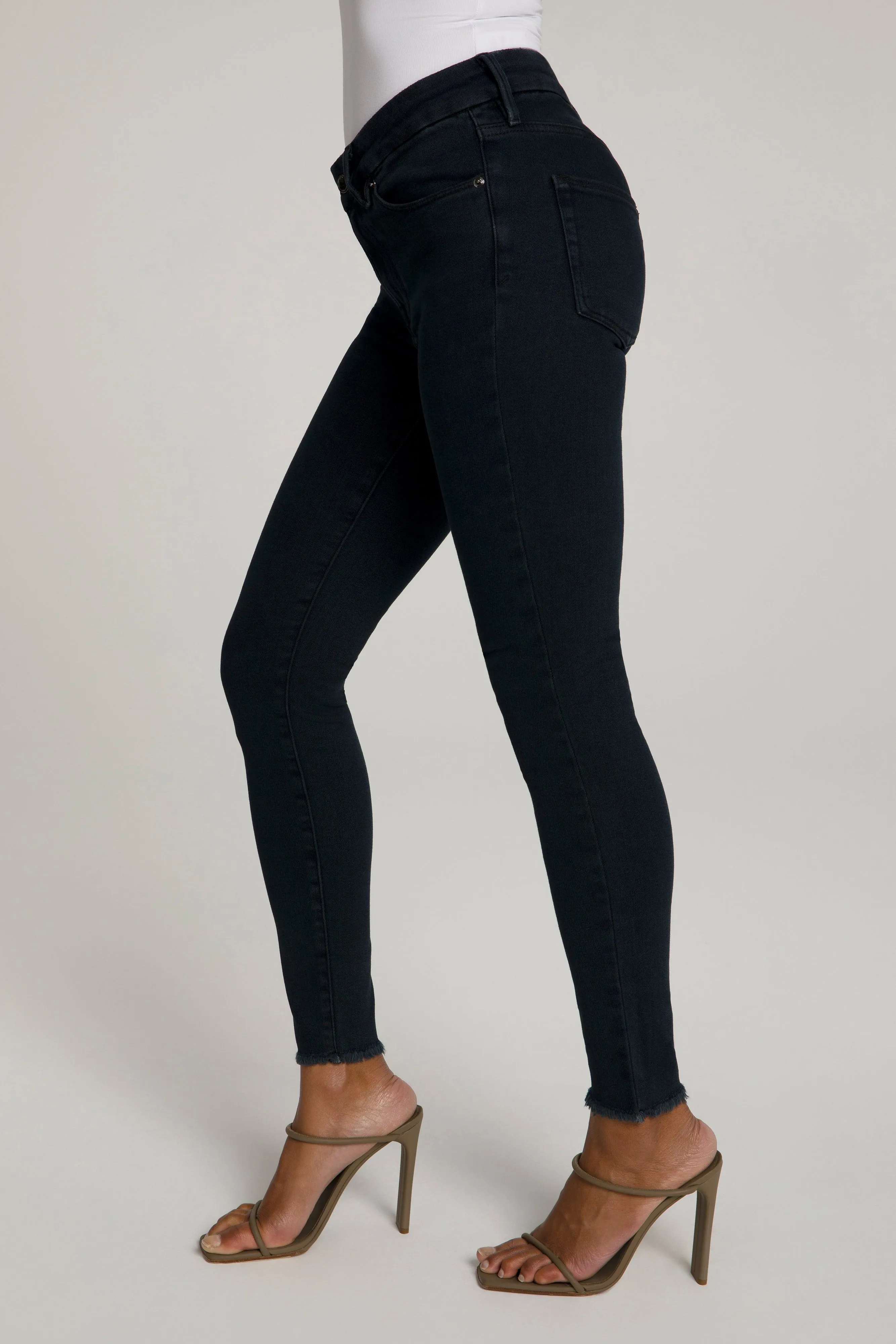 GOOD LEGS CROP FRAY HEM | BLACK094