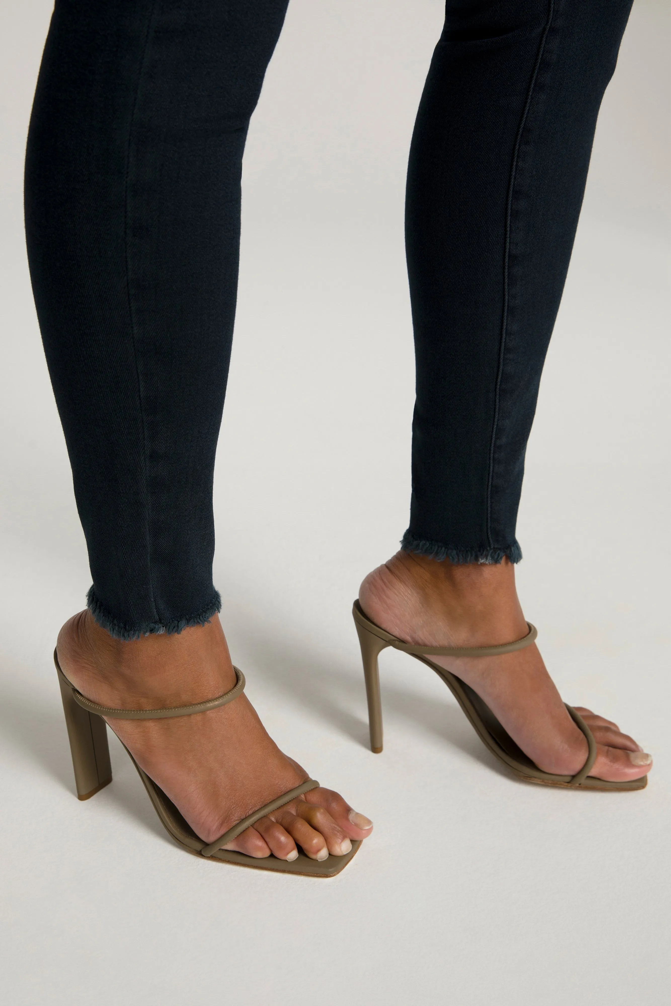 GOOD LEGS CROP FRAY HEM | BLACK094