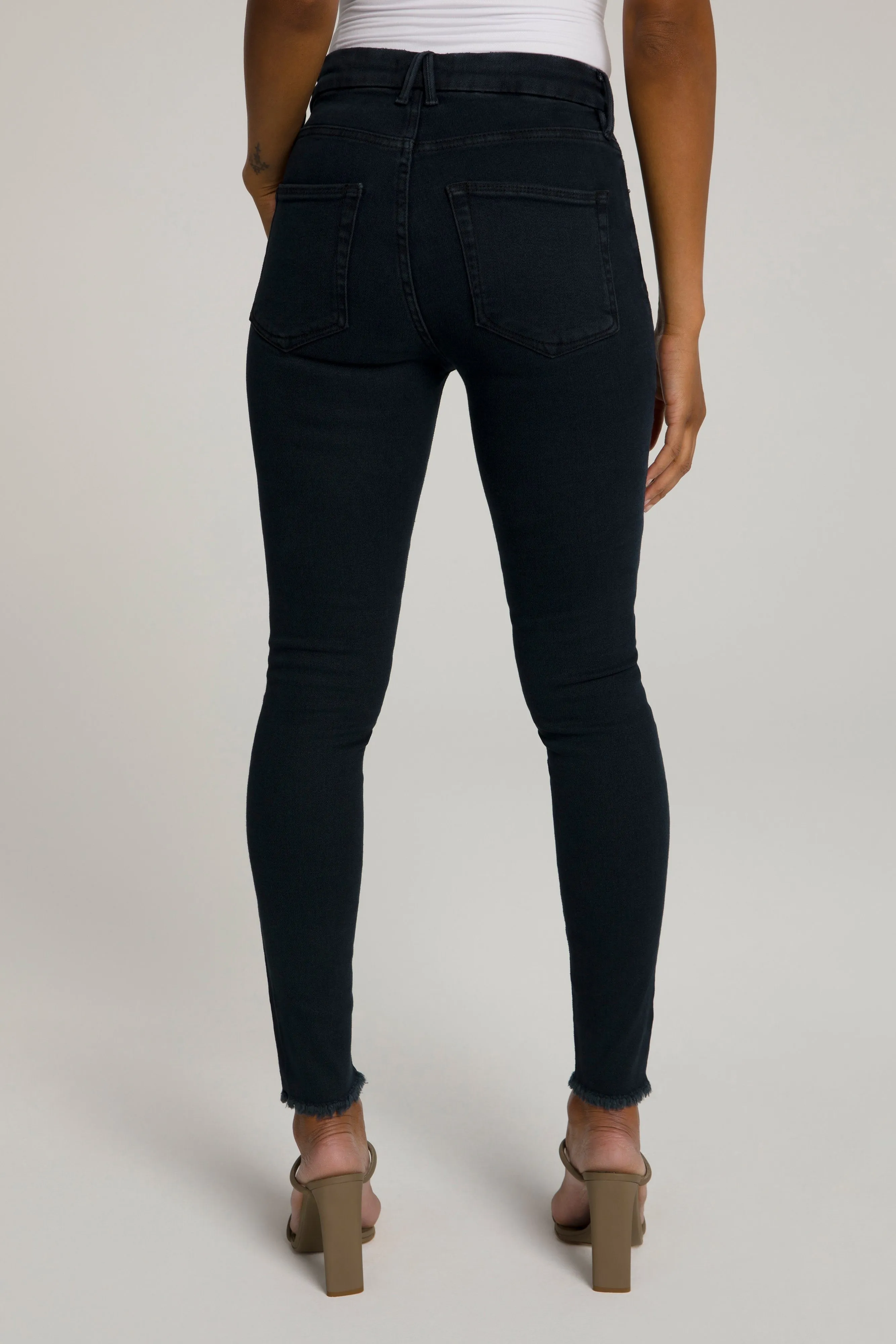 GOOD LEGS CROP FRAY HEM | BLACK094