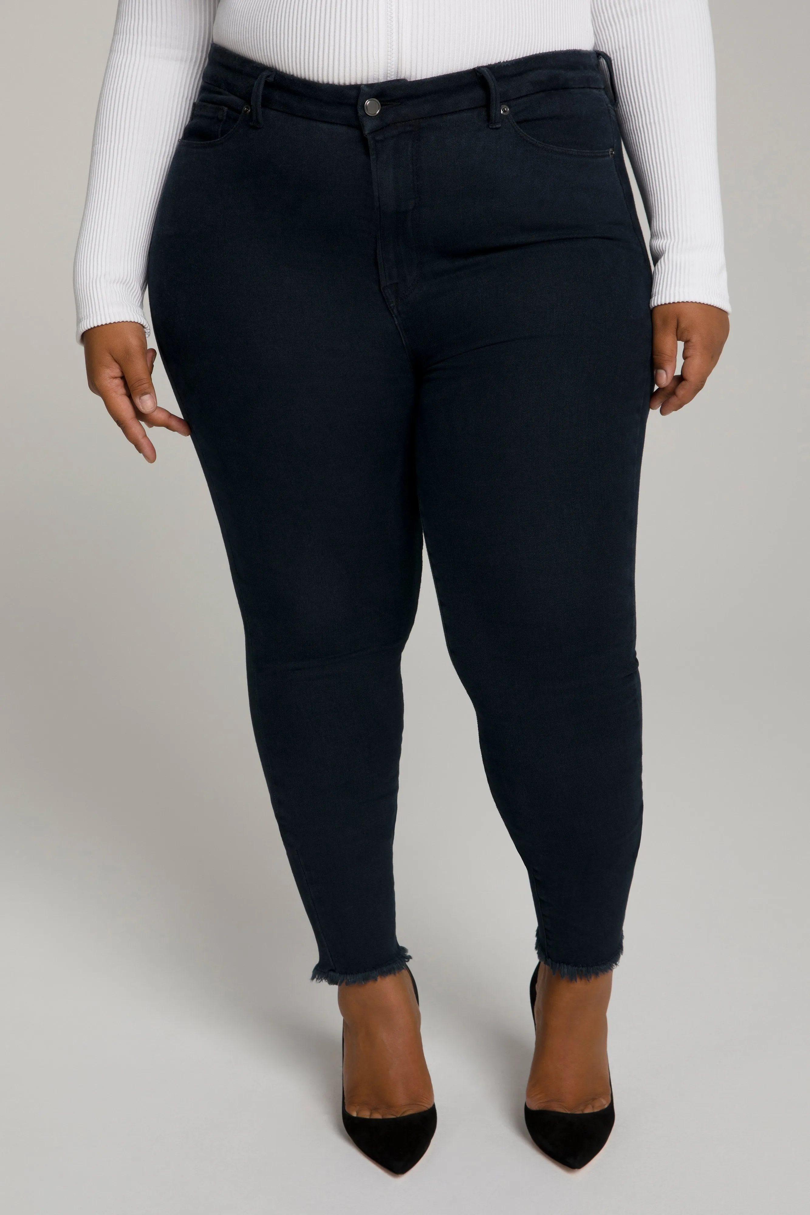 GOOD LEGS CROP FRAY HEM | BLACK094
