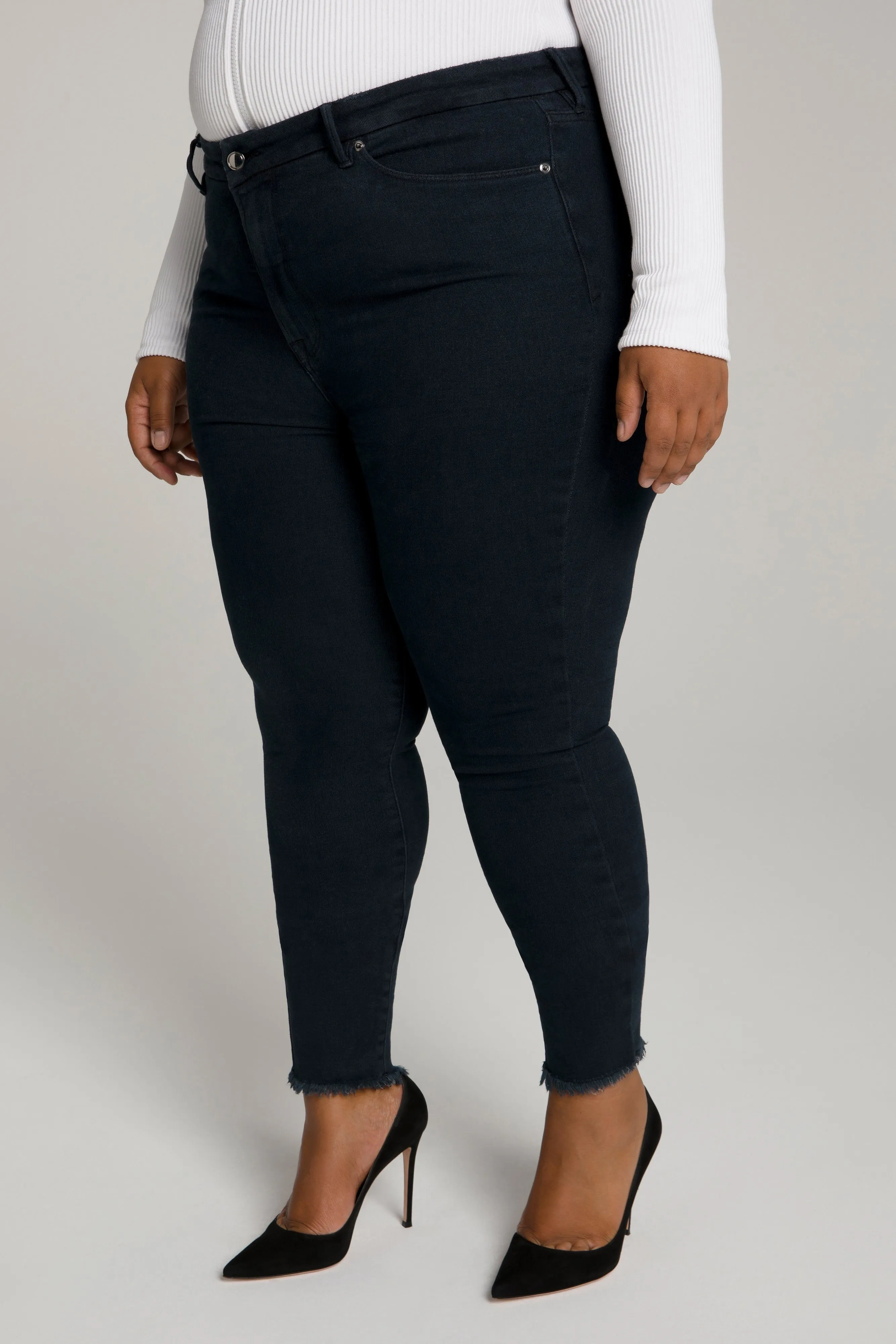 GOOD LEGS CROP FRAY HEM | BLACK094
