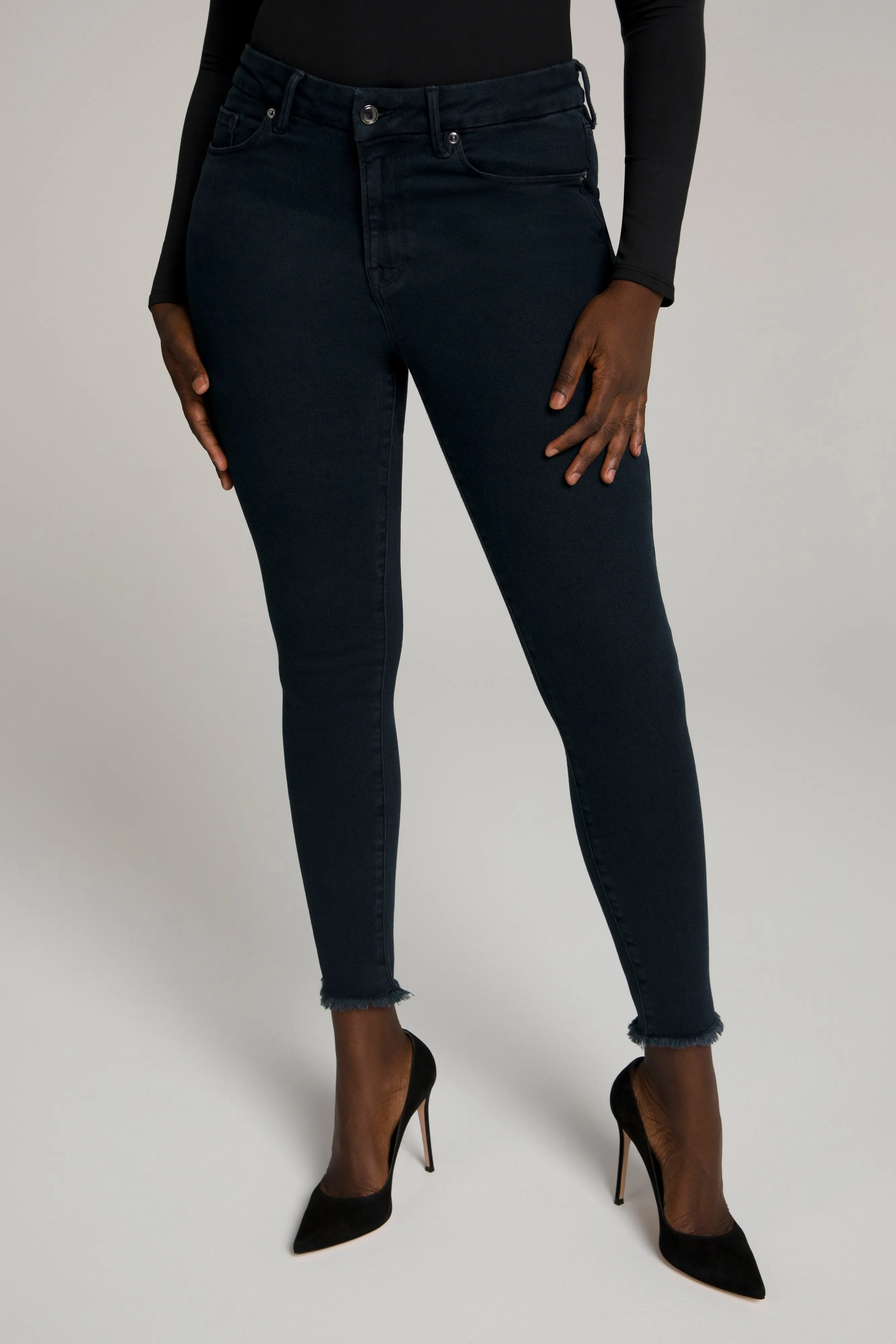 GOOD LEGS CROP FRAY HEM | BLACK094