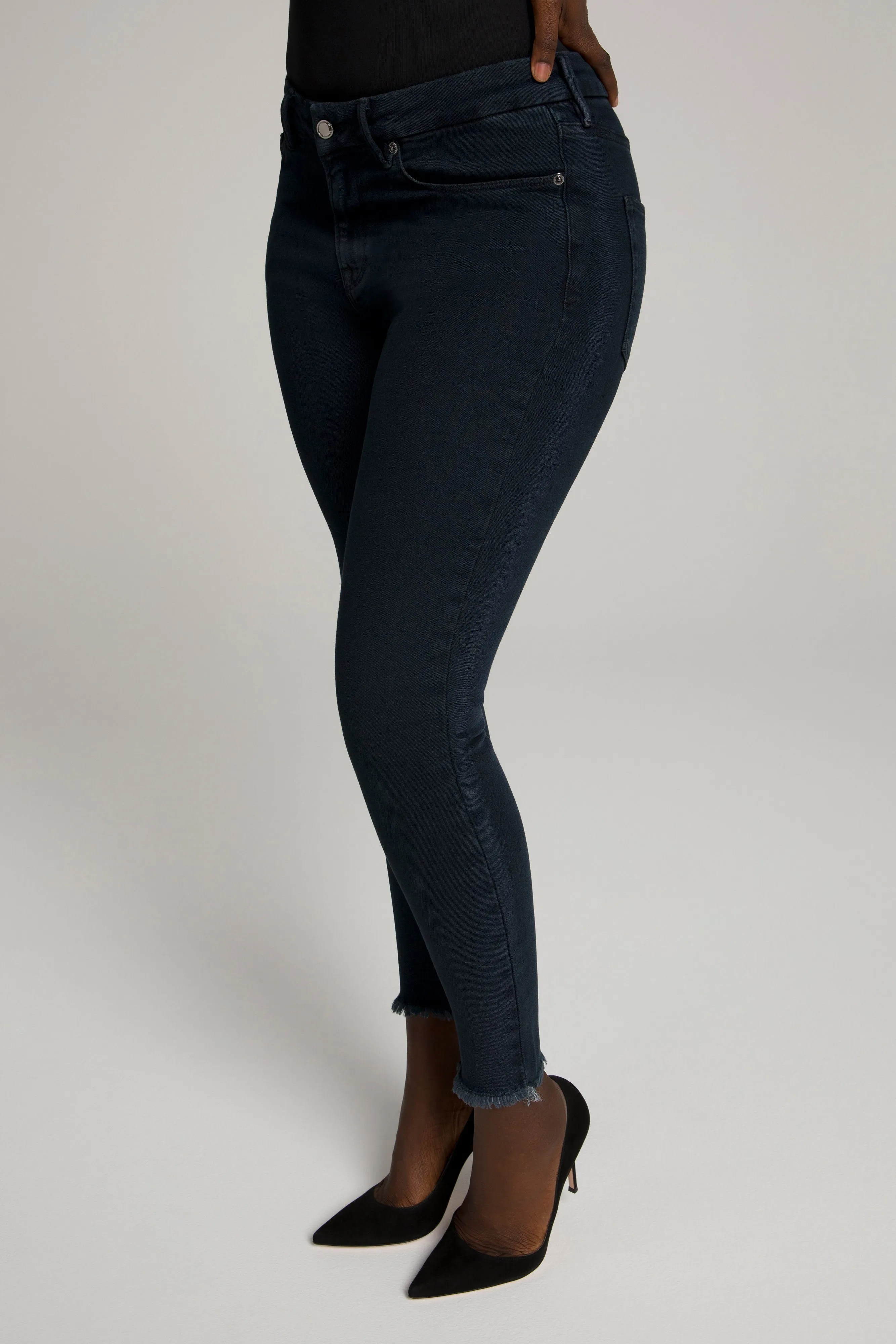 GOOD LEGS CROP FRAY HEM | BLACK094