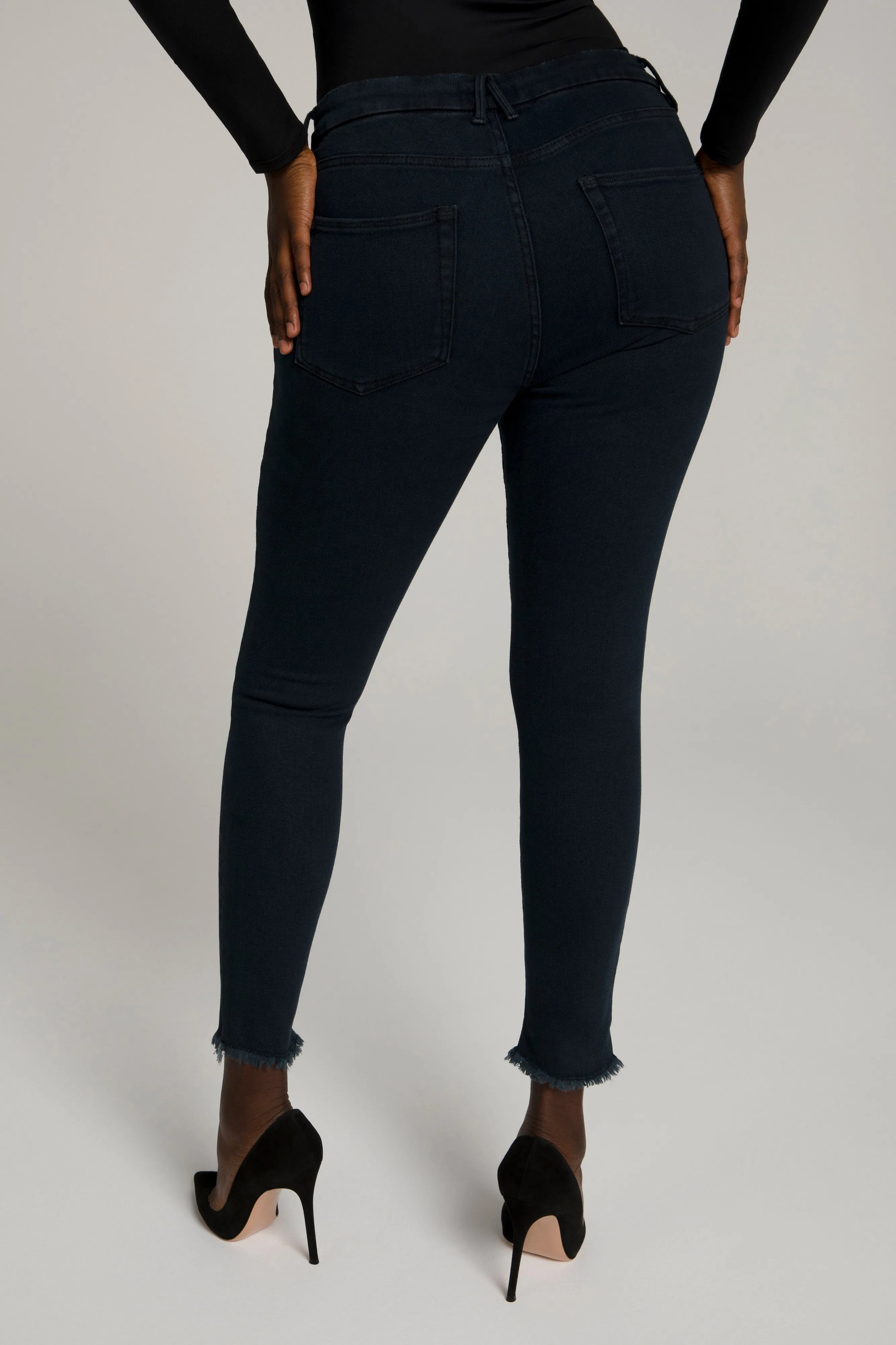 GOOD LEGS CROP FRAY HEM | BLACK094