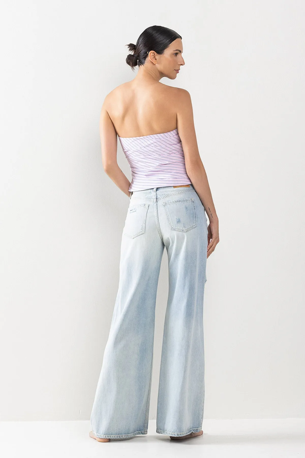 HIGH RISE EXTREME FLARE JEANS WITH KNEE DISTRESSING IN LIGHT WASH   /  SP-P12024