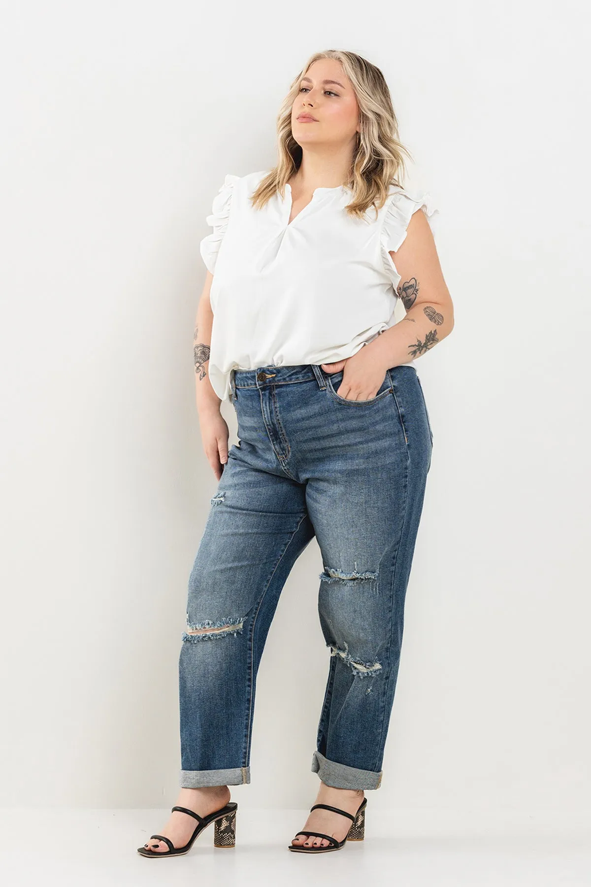 PLUS SIZE* HIGH RISE BOYFRIEND JEANS WITH KNEE DESTRUCTION / SP-P11552-PL