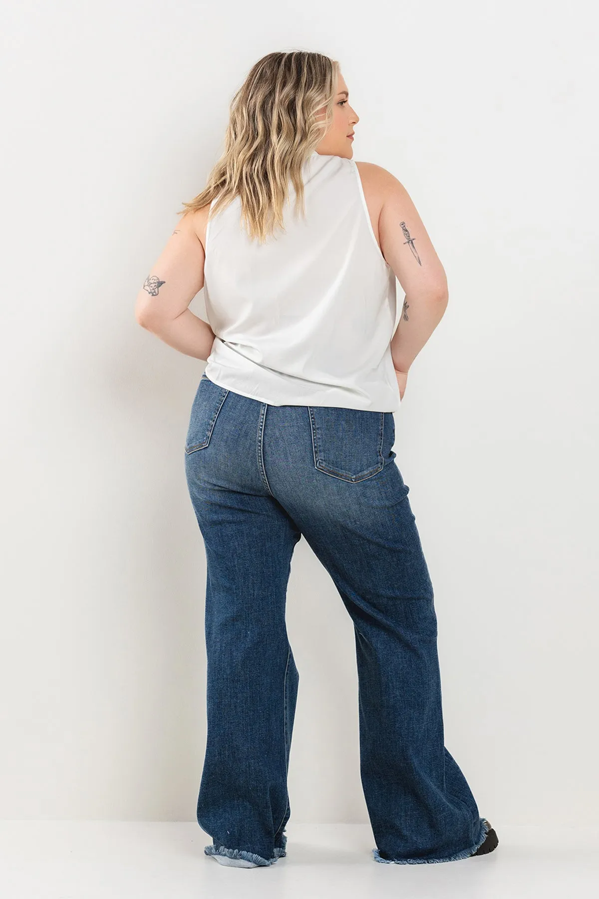 PLUS SIZE* HIGH RISE FLARE JEANS WITH FRAY HEM  / SP-P12176-PL