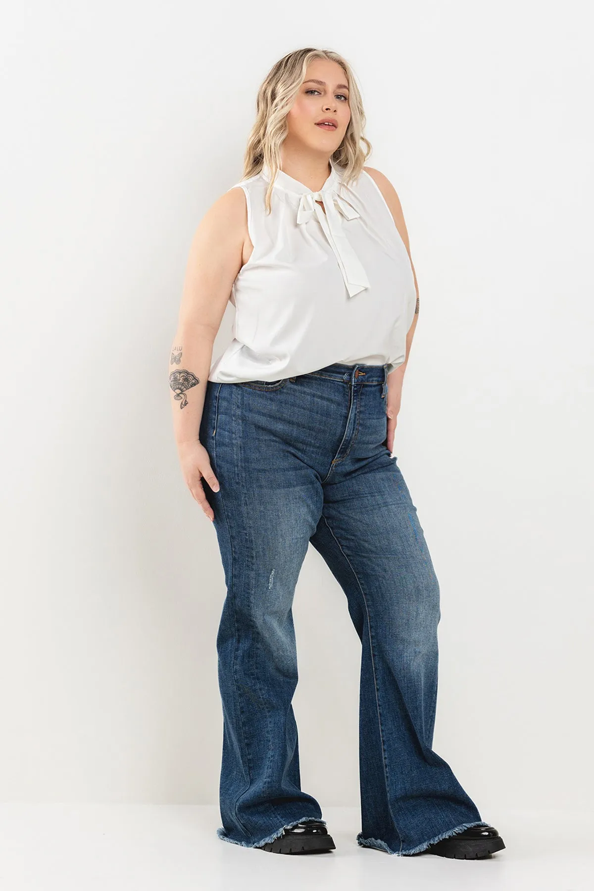 PLUS SIZE* HIGH RISE FLARE JEANS WITH FRAY HEM  / SP-P12176-PL