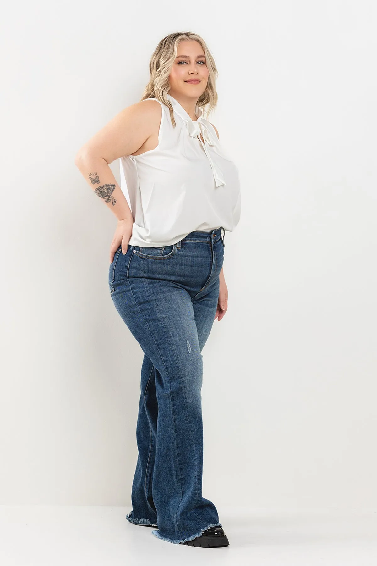 PLUS SIZE* HIGH RISE FLARE JEANS WITH FRAY HEM  / SP-P12176-PL